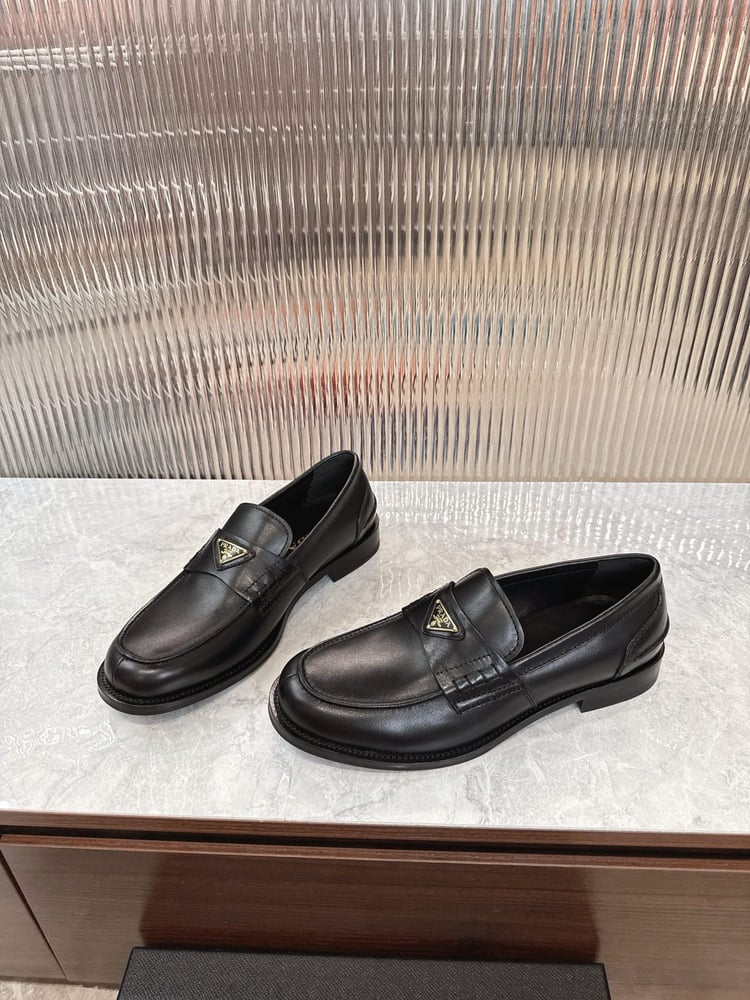 حذاء رسمي رجالي لوفرز أسود من برادا (Prada)