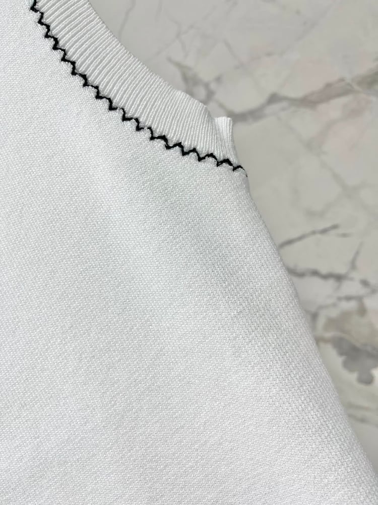 فستان شانيل (Chanel) المنسوج الفاخر بالتصميم النحيف واللمسات المتباينة