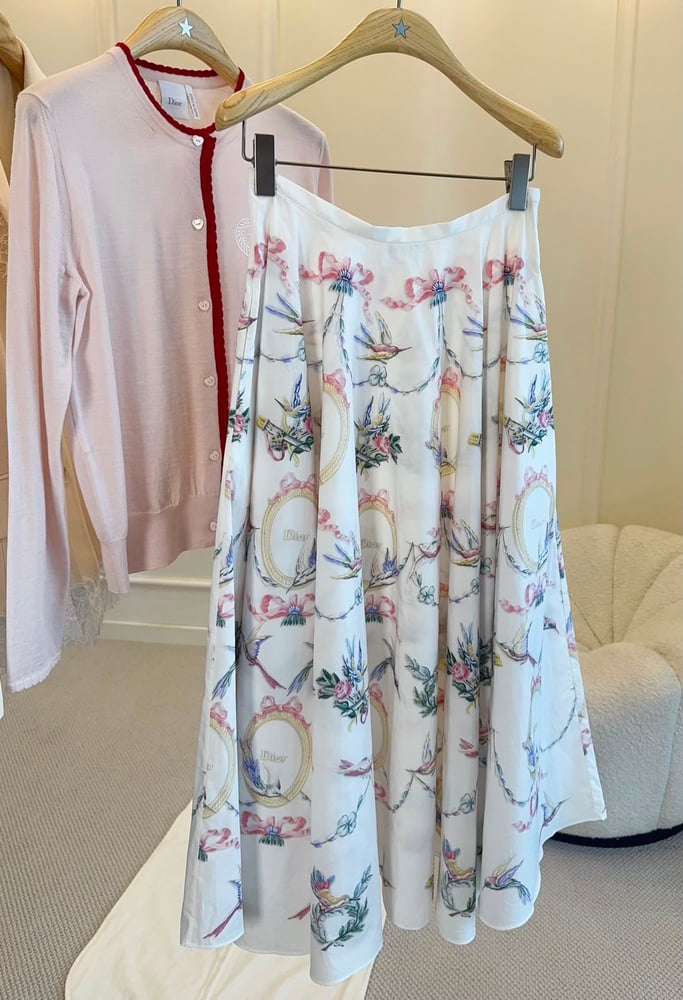 تنورة ديور (Dior) النسائية الطويلة بنقشة الزهور والطيور والشرائط