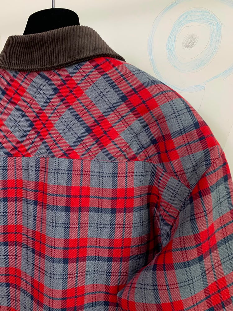 جاكيت "ميو ميو" بنمط الكاروهات وياقة مخملية (Miu Miu Plaid Corduroy Collar Shirt)