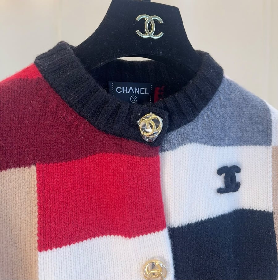 جاكيت شانيل النسائي المحبوك بتصميم مرقع ملون (Chanel Patchwork Knit Cardigan)