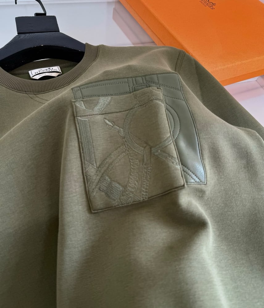 سويت شيرت هيرميس الفاخر بجيب الجاكار (Hermes Jacquard Pocket Sweatshirt)