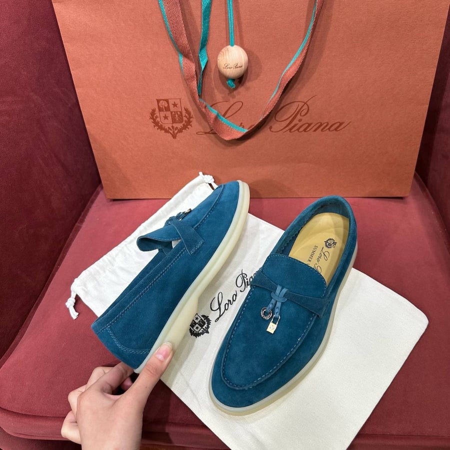 حذاء لوفر نسائي فاخر من لورو بيانا (Loro Piana Summer Walk Loafers)