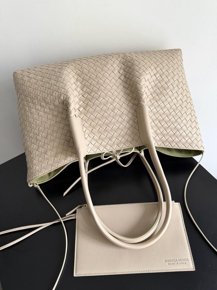حقيبة "بوتيغا فينيتا" (Bottega Veneta)