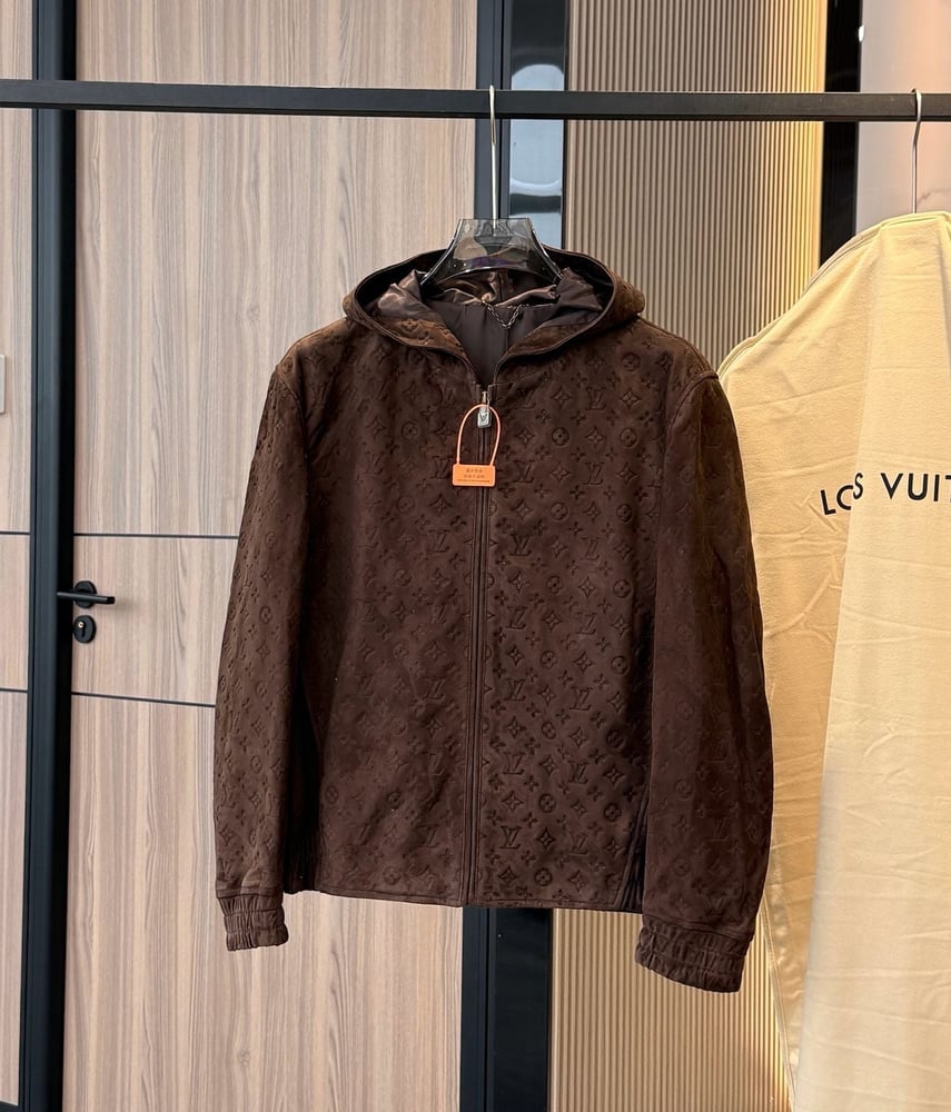 جاكيت رجالي بني بـهودي من جلد الشمواه المنقوش من لويس فويتون (Louis Vuitton)
