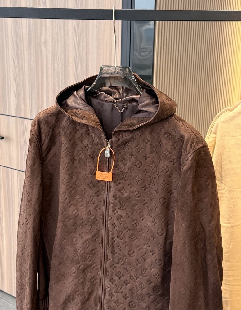 جاكيت رجالي بني بـهودي من جلد الشمواه المنقوش من لويس فويتون (Louis Vuitton)
