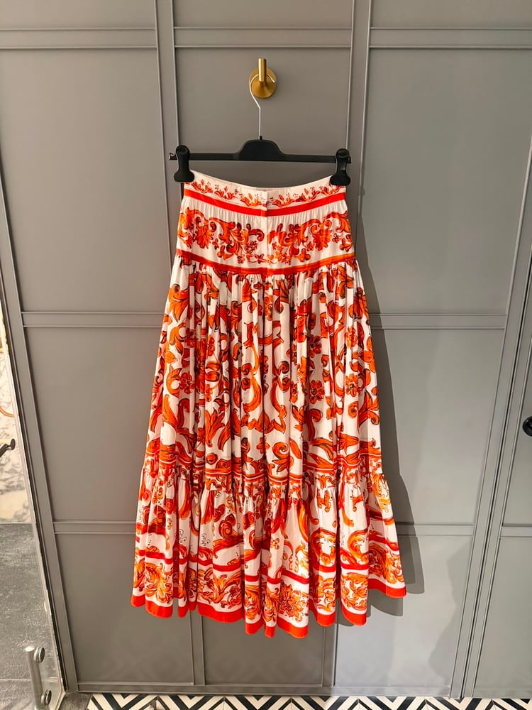 تنورة دولتشي آند غابانا (Dolce & Gabbana) الطويلة الفاخرة بنقوش المايوليكا البرتقالية