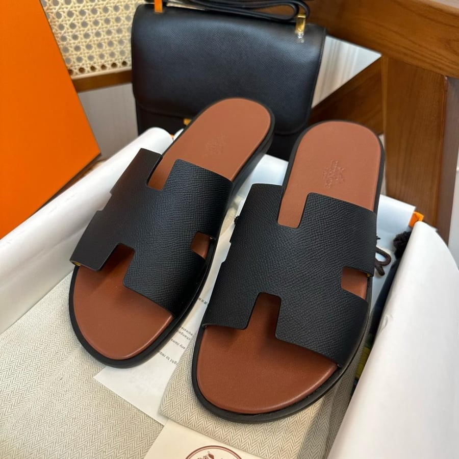 نعال إيزمير (Izmir) الصيفي الفاخر من هرمز (Hermès) من الجلد الطبيعي المحبب باللونين الأسود والبني التان.