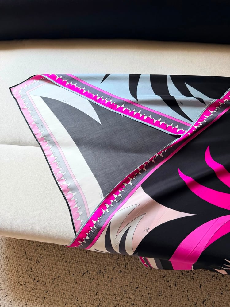 تنورة "بويتشي" الحريرية بنقشة النجوم الفنية (Pucci Silk Star Print Midi Skirt)