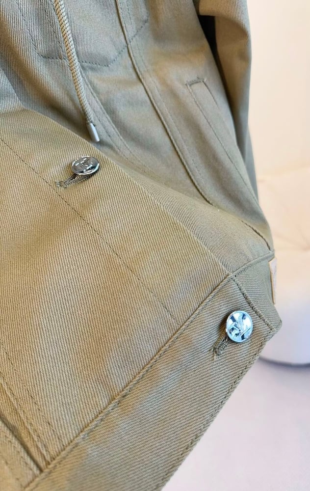 جاكيت لويس فيتون (Louis Vuitton) النسائي الفاخر بقلنسوة