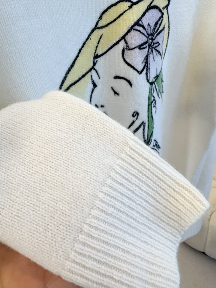 بلوزة "ديور" (Dior) المحبوكة بأكمام طويلة