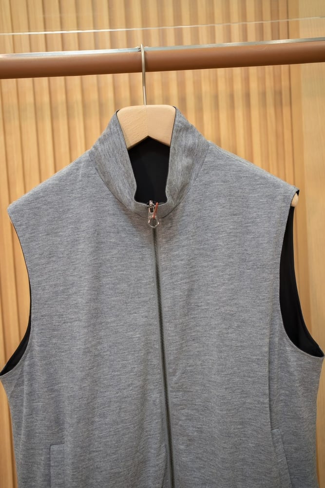 جاكيت "بومبر" الفاخر ثنائي الوجه من لورو بيانا (Loro Piana Reversible Bomber Vest)
