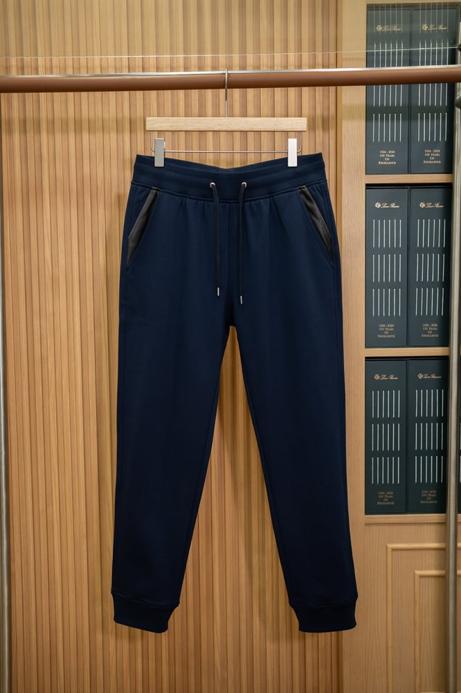 طقم سويتشيرت وبنطلون فاخر بتفاصيل جلدية من هيرميس (Hermès Leather-Accented Sweatshirt & Jogger Set)