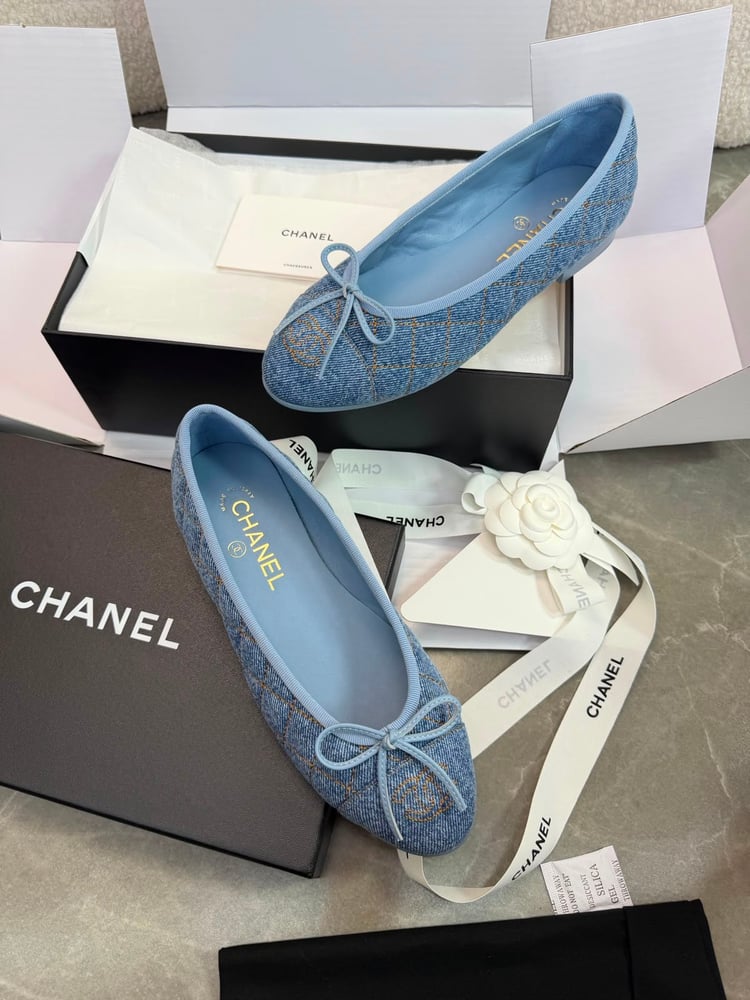 حذاء "شانيل" (Chanel) النسائي الباليرينا المصنوع من الدنيم