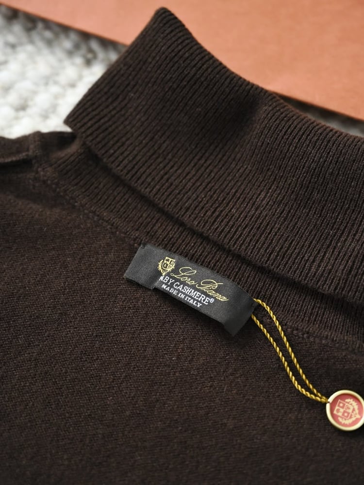 سويتر لورو بيانا الكشمير الفاخر بياقة عالية (Loro Piana Cashmere Turtleneck Sweater)