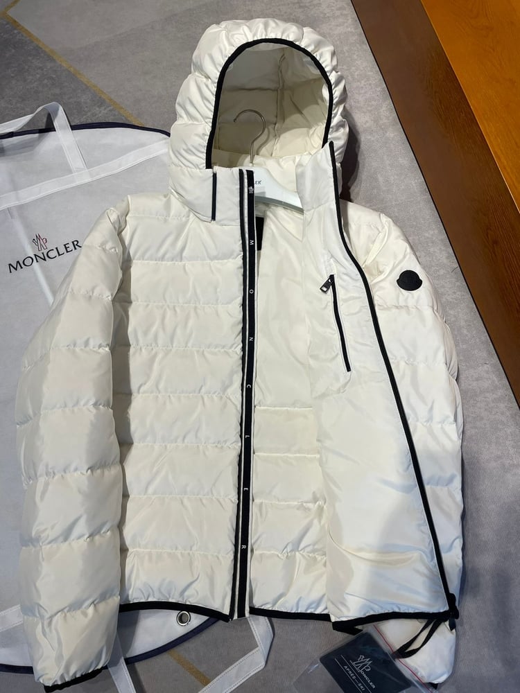 جاكيت / معطف منفوخ رجالي فاخر بقبعة قابلة للإزالة من "مونكلير" (Moncler) باللون الأبيض والأسود
