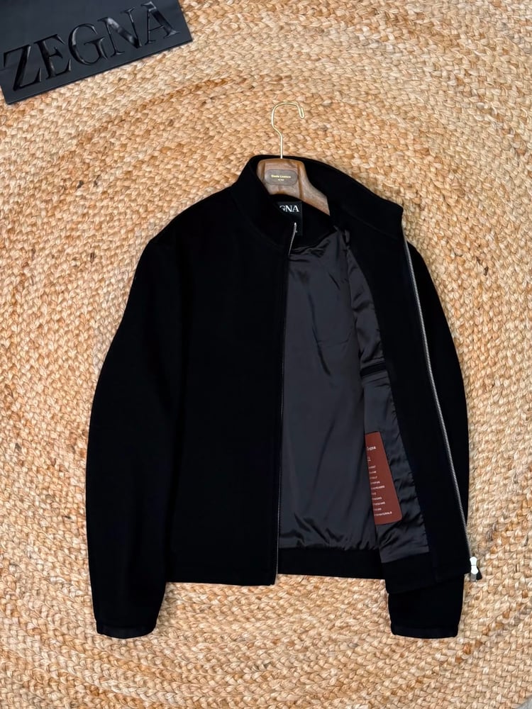 طقم رجالي فاخر (جاكيت بسحاب وبنطلون رياضي) من "إرمينيجيلدو زينا" (Ermenegildo Zegna) باللون الأسود الكلاسيكي