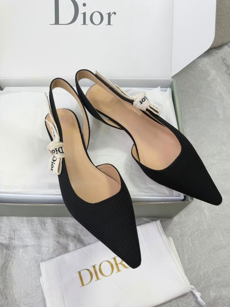 حذاء كعب منخفض "ديور" (Dior) الفاخر