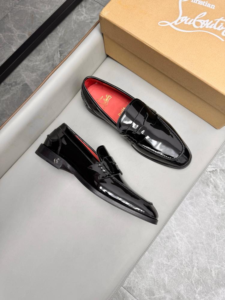 حذاء لوفر (Penny Loafer) رسمي فاخر من كريستيان لوبوتان (Christian Louboutin) من جلد الورنيش اللامع باللون الأسود الملكي.
