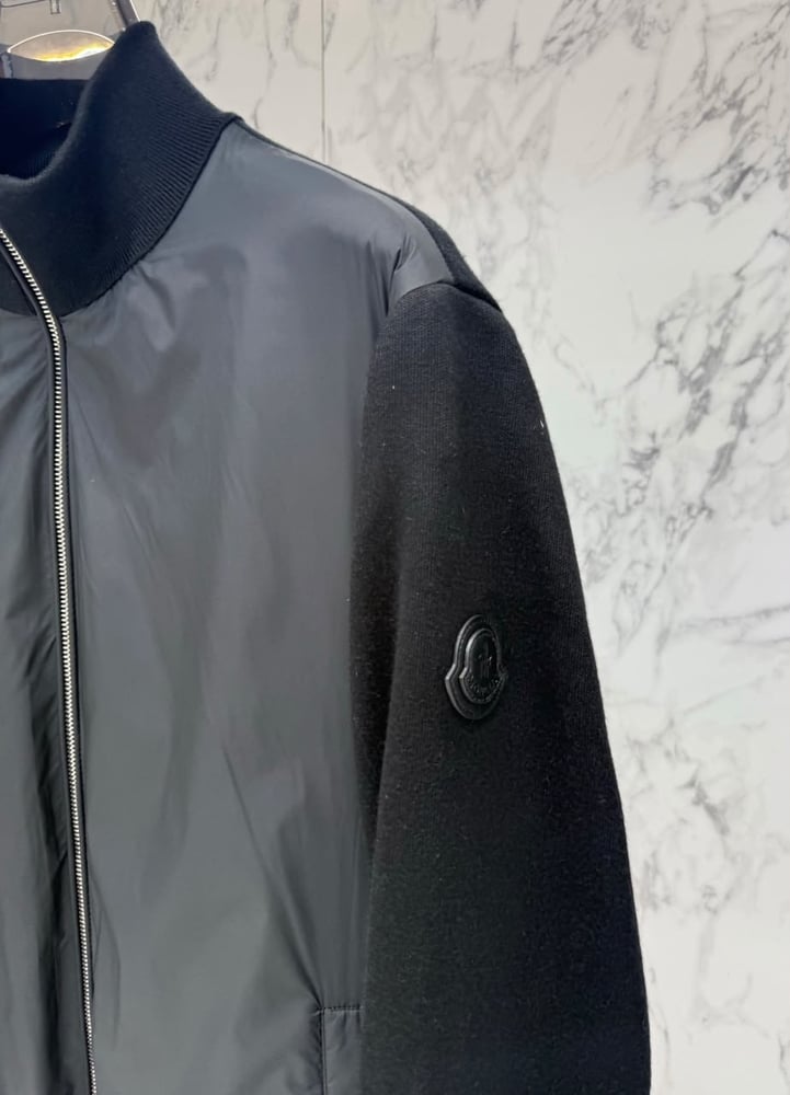 جاكيت رجالي فاخر بتصميم هجين من مونكلير (Moncler)