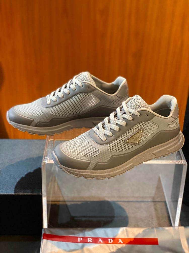 حذاء رياضي رجالي فاخر "برادا" (Prada)