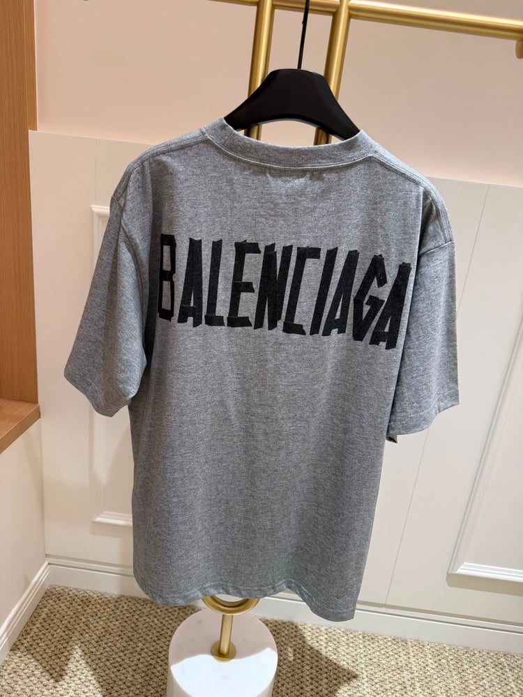 تيشرت "بالنسياغا" (Balenciaga) الرجالي الرمادي بتصميم الشعار البارز (Gaffer Tape Logo)