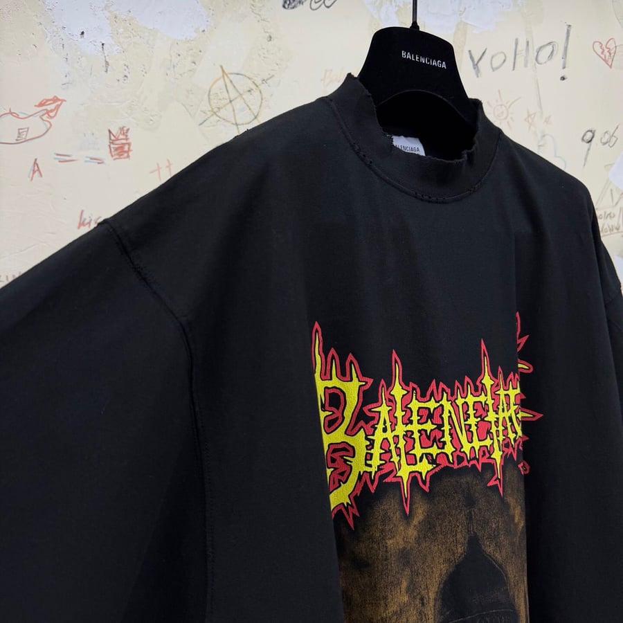 تيشيرت بالنسياغا (Balenciaga) أسود بطبعة ميتال وغرافيك قوطي