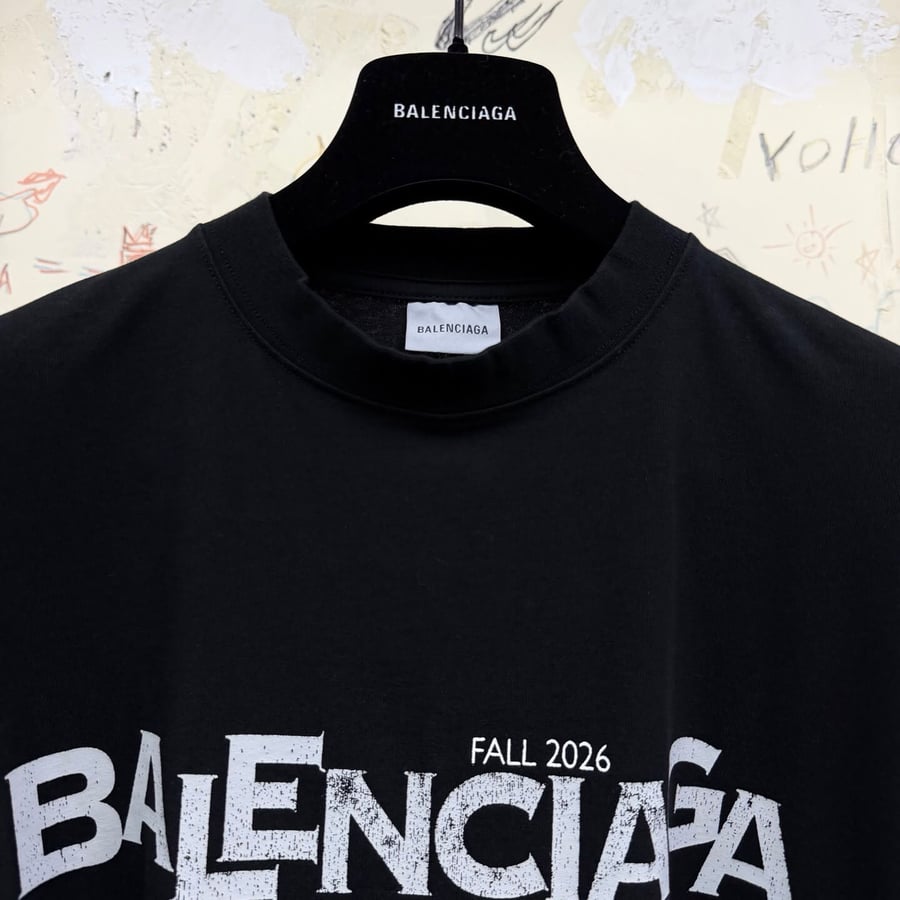 تيشرت "بالنسياغا" (Balenciaga) الفاخر