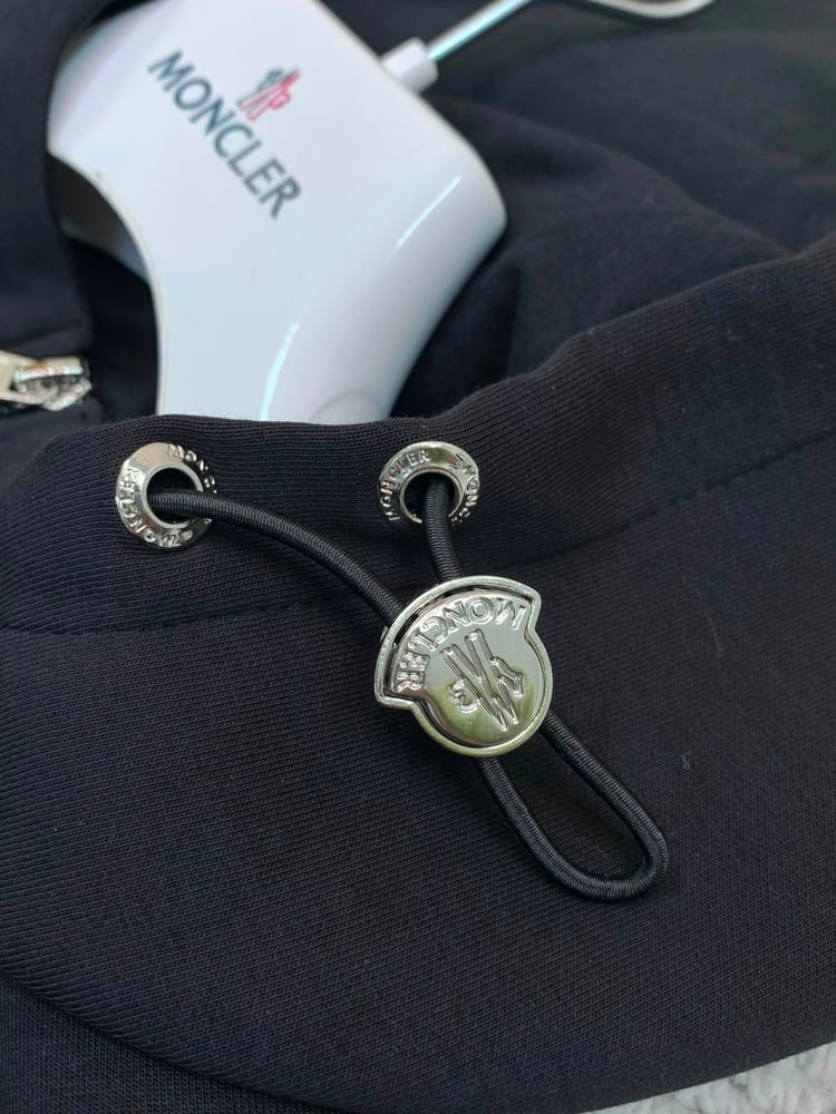 طقم رياضي رجالي فاخر من "مونكلر" (Moncler) باللون الأسود الكلاسيكي (هودي بسحاب مع بنطلون كارغو)