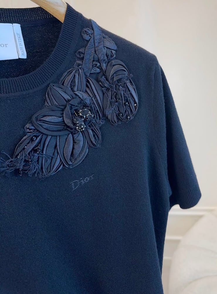 تيشيرت ديور (Dior) النسائي الأنيق المزود بتطريز الزهور