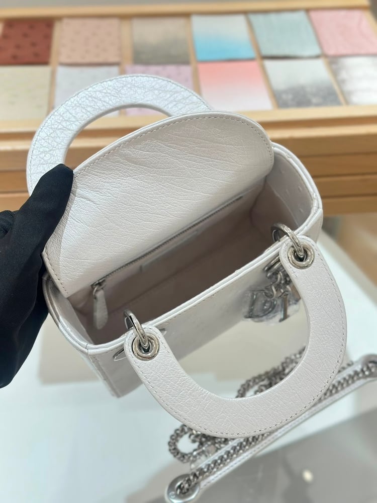 حقيبة ليدي ديور (Lady Dior) ميني الفاخرة بجلد النعام اللؤلؤي سمول