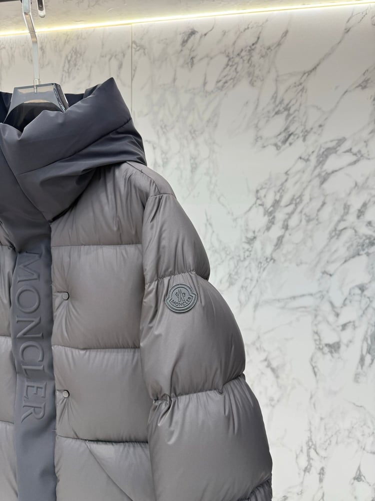 جاكيت / معطف منفوخ رجالي فاخر بقبعة من "مونكلير" (Moncler) باللون الرمادي الداكن المدمج