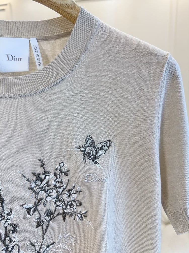 بلوزة "ديور" (Dior) المحبوكة بيج