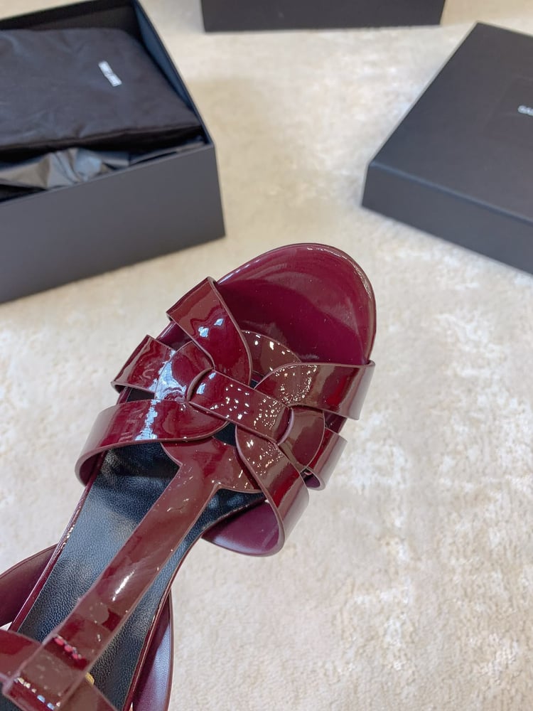 صندل سان لوران "تريبيوت" (Saint Laurent Tribute Sandal)