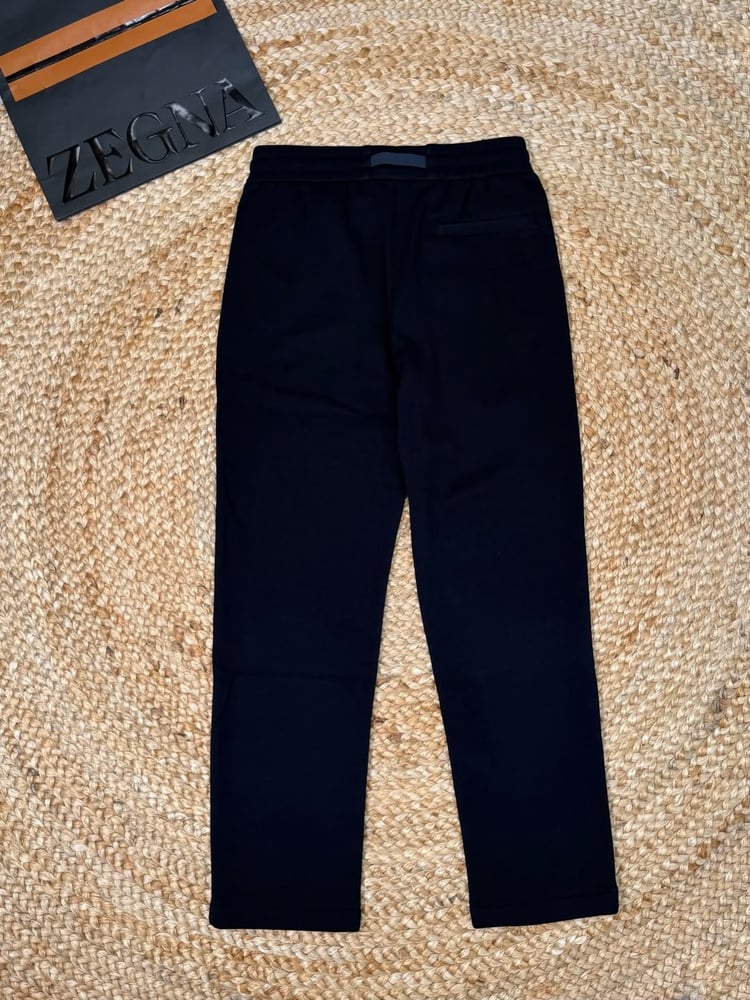 طقم رجالي فاخر (جاكيت بسحاب وبنطلون رياضي) من "إرمينيجيلدو زينا" (Ermenegildo Zegna) باللون الكحلي الداكن