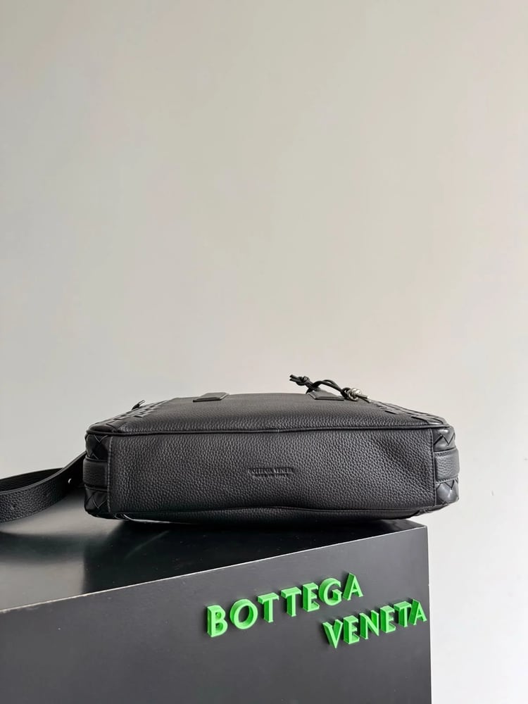حقيبة يد جلدية فاخرة بتصميم مجدول من بوتيغا فينيتا (Bottega Veneta)