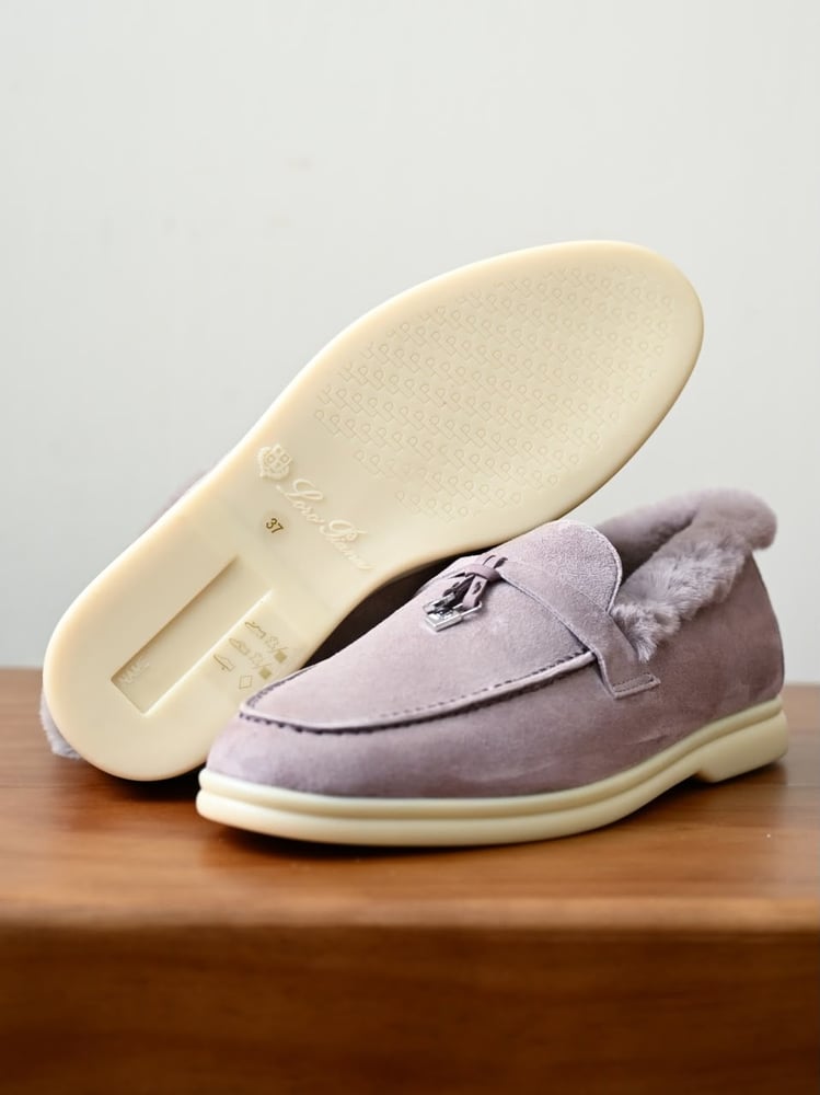 حذاء لورو بيانا النسائي الشمواه المبطن بالفرو مع تفاصيل القفل (Loro Piana Suede Fur-Lined Mules with Lock Charm)