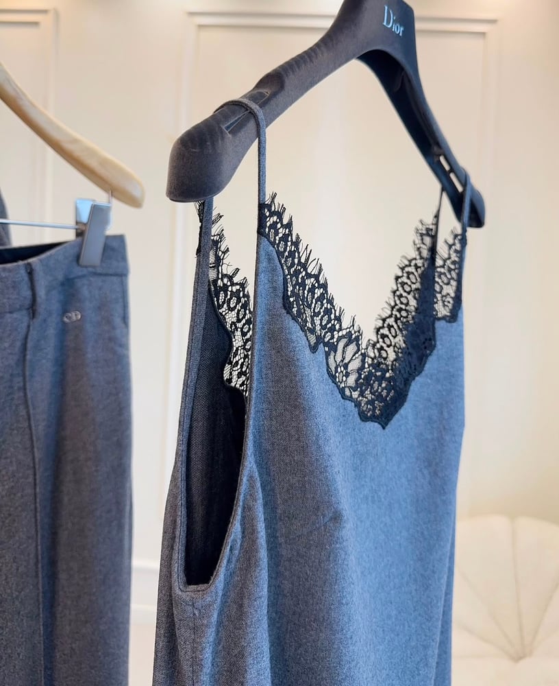 فستان "سليب" ديور بالدانتيل الأسود (Dior Lace-Trimmed Slip Dress)