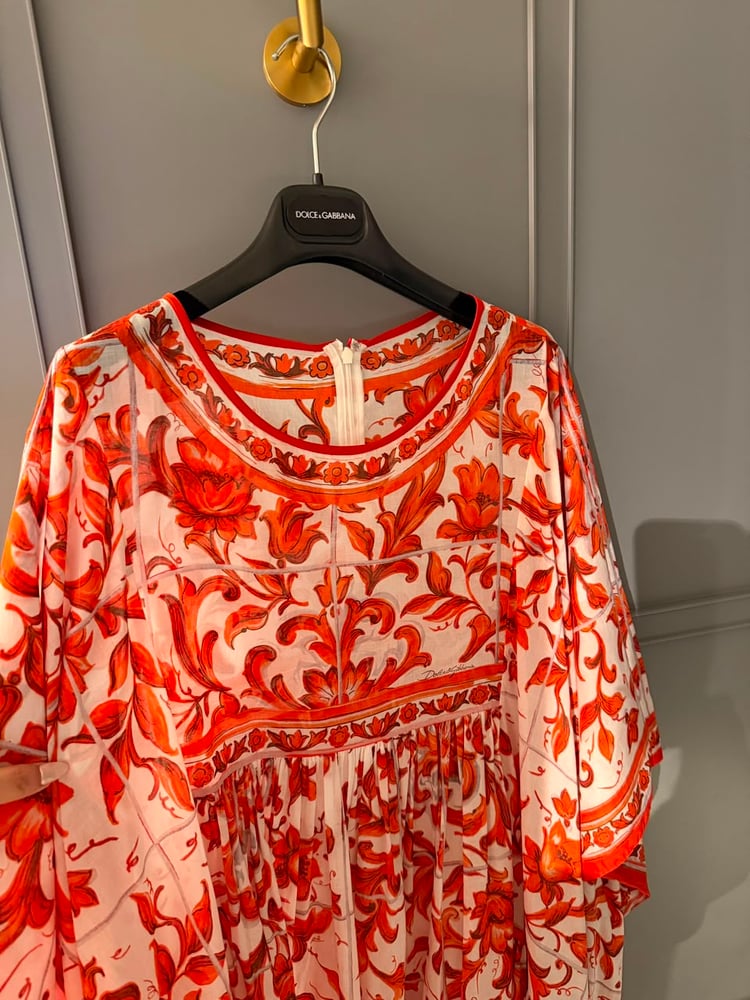 فستان دولتشي آند غابانا (Dolce & Gabbana) الفاخر بنقوش المايوليكا البرتقالية الحيوية