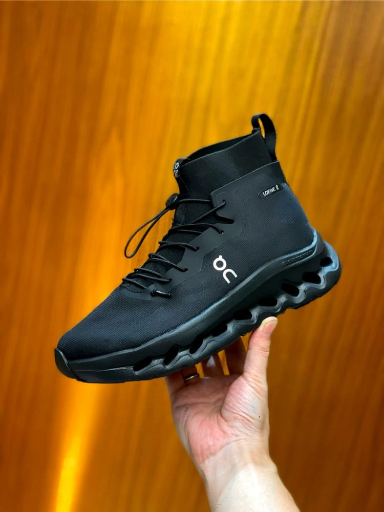 حذاء رياضي عالي / بوت كاجوال رجالي تعاوني فاخر (Loewe x On Running) باللون الأسود