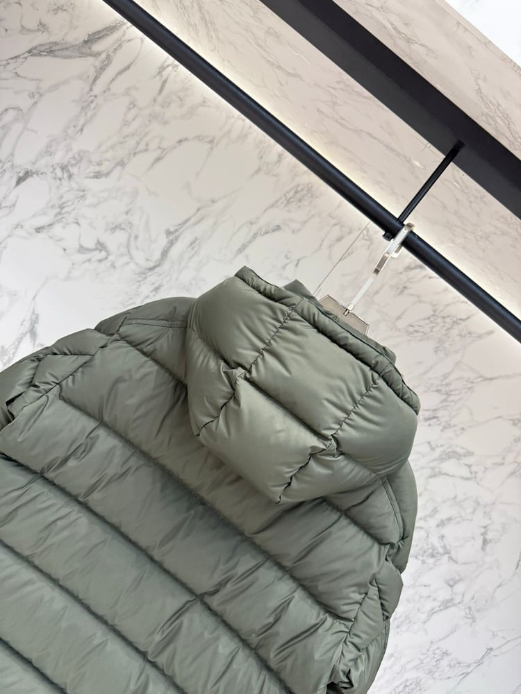 جاكيت / معطف منفوخ رجالي فاخر بقبعة من "مونكلير" (Moncler) باللون الزيتي / الأخضر العسكري