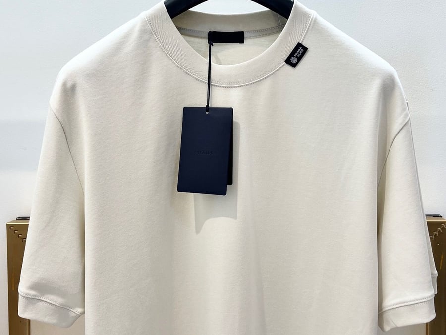 تيشيرت "برادا" (Prada)