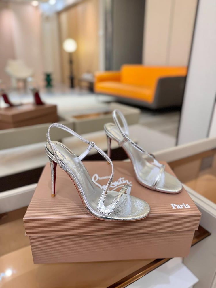 ‎صندل سهرة بكعب عالٍ وسيور متقاطعة من  (christian louboutin)