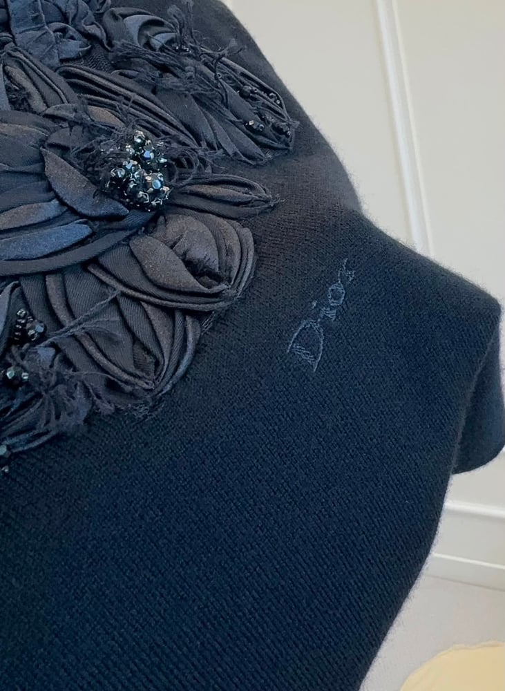 تيشيرت ديور (Dior) النسائي الأنيق المزود بتطريز الزهور