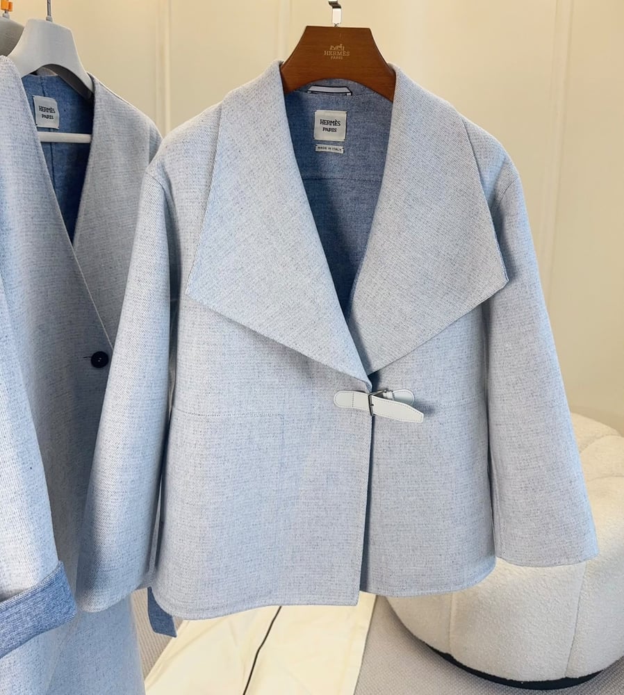 جاكيت هيرميس النسائي القصير بياقة واسعة وحزام جلدي (Hermès Short Jacket with Wide Collar & Leather Buckle)