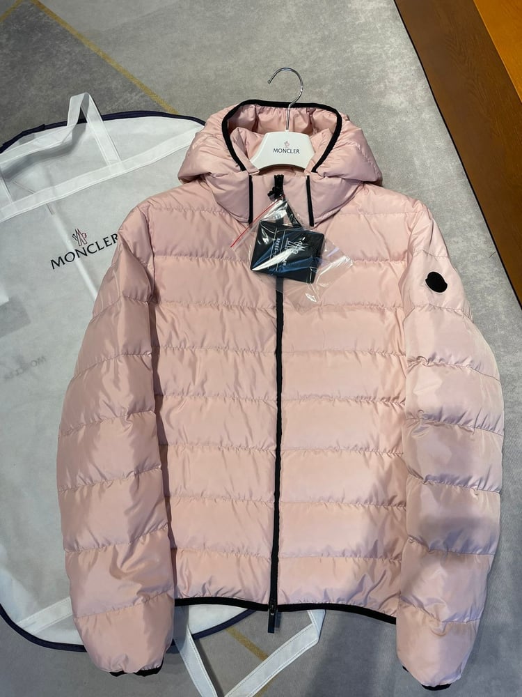 جاكيت / معطف منفوخ رجالي فاخر بقبعة من "مونكلير" (Moncler) باللون الوردي الفاتح