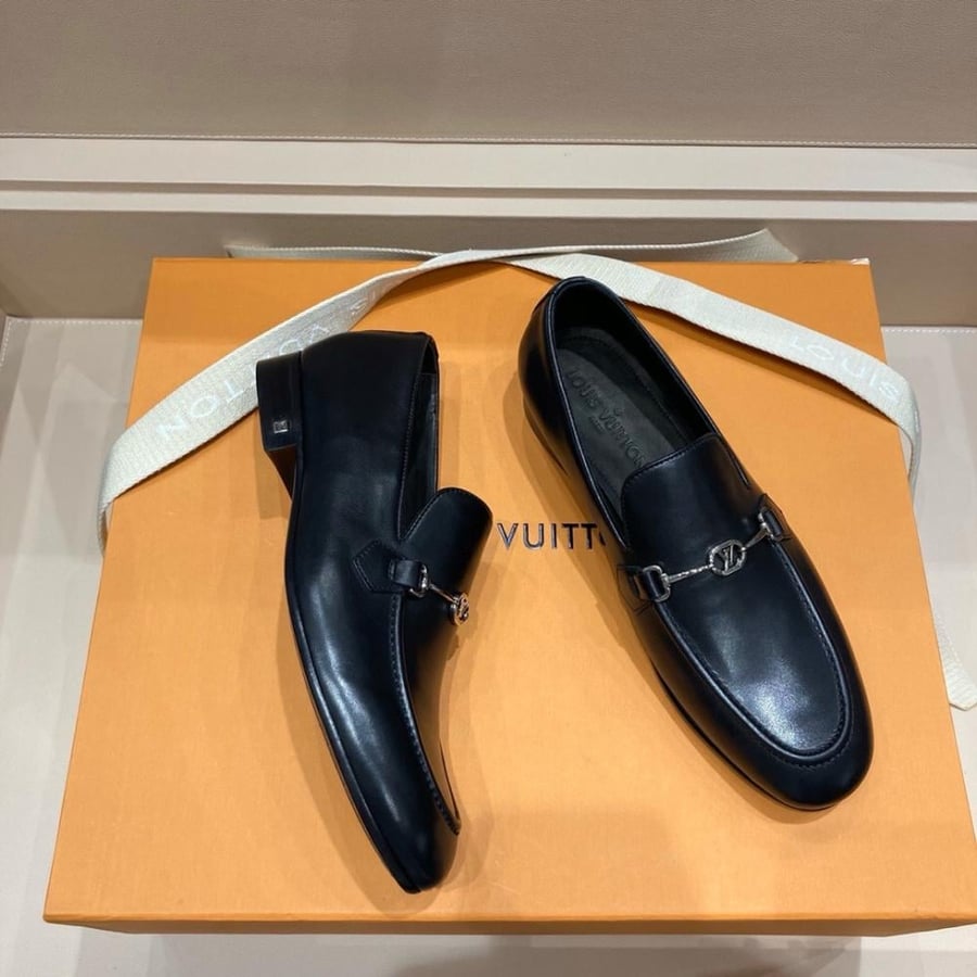 حذاء لوفر (Major Loafer) رسمي فاخر من لويس فيتون (Louis Vuitton) من الجلد الطبيعي باللون الأسود الملكي.