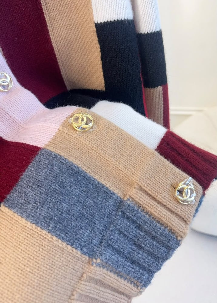 جاكيت شانيل النسائي المحبوك بتصميم مرقع ملون (Chanel Patchwork Knit Cardigan)