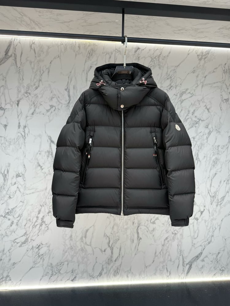 جاكيت / معطف منفوخ رجالي فاخر بقبعة من "مونكلير" (Moncler) باللون الأسود المات (Matte Black)