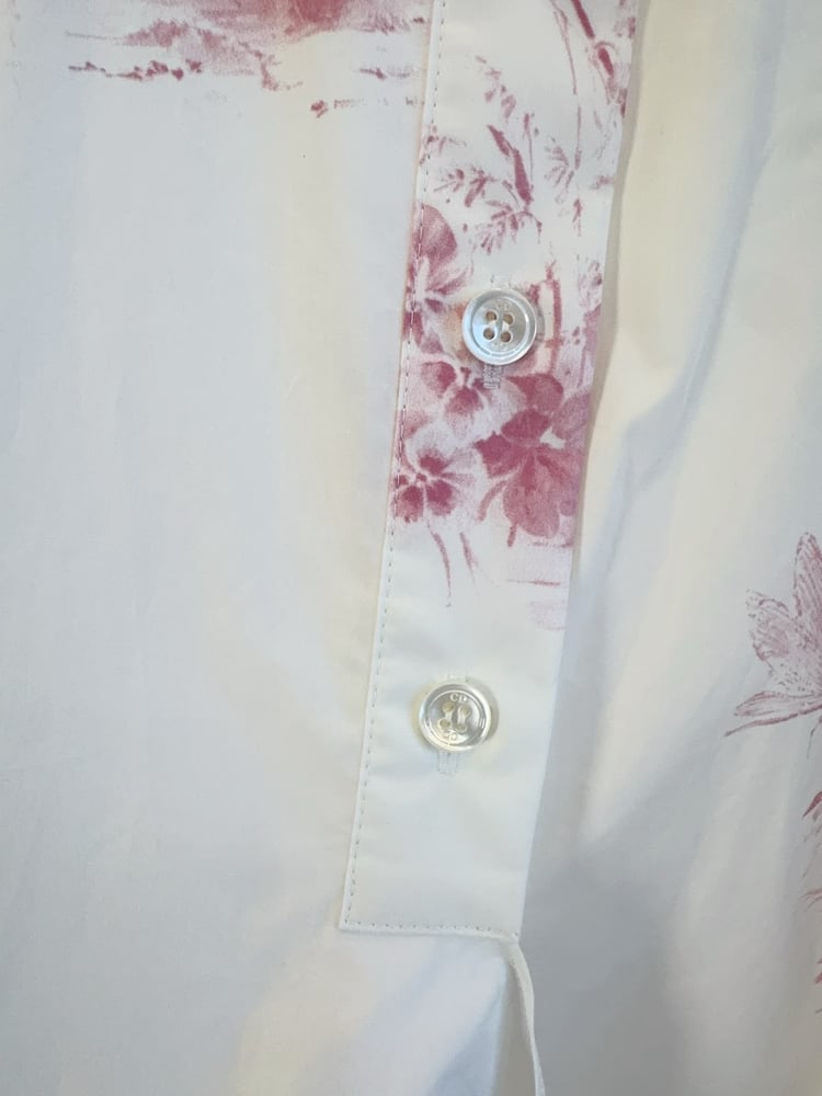 قميص "توال دو جوي" (Toile de Jouy) من ديور (Dior) – قطعة فنية تعكس رقي التراث الباريسي